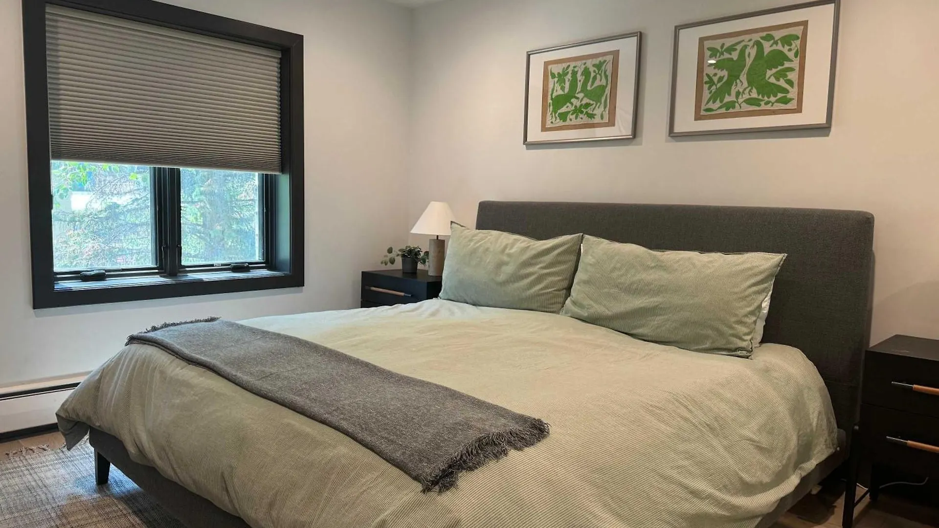 3bdr In The Heart Of Lions Head Locker Apartment *
