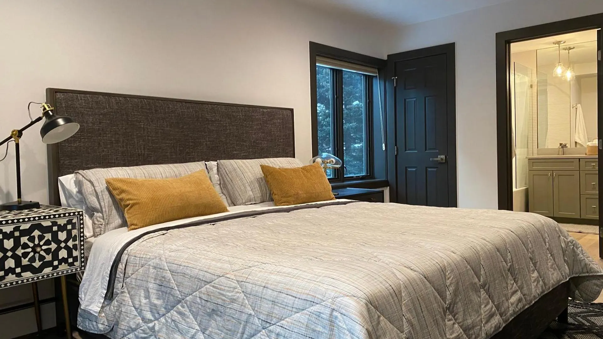 3bdr In The Heart Of Lions Head Locker Apartment