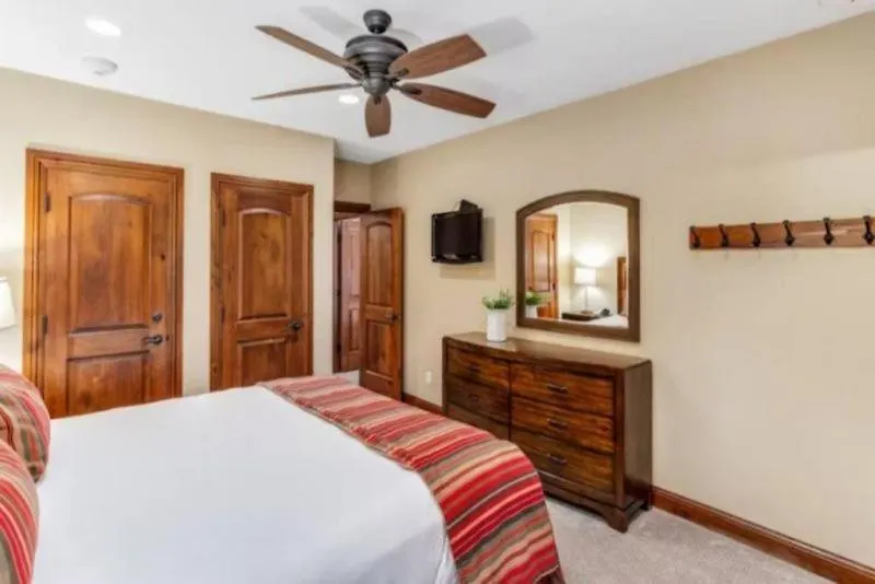 In, Out 3 Bedroom At The Eagle Bahn Gondola With Slopeside Pool Apartment *