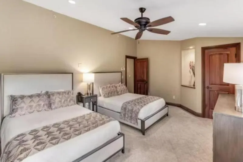 In, Out 3 Bedroom At The Eagle Bahn Gondola With Slopeside Pool Apartment