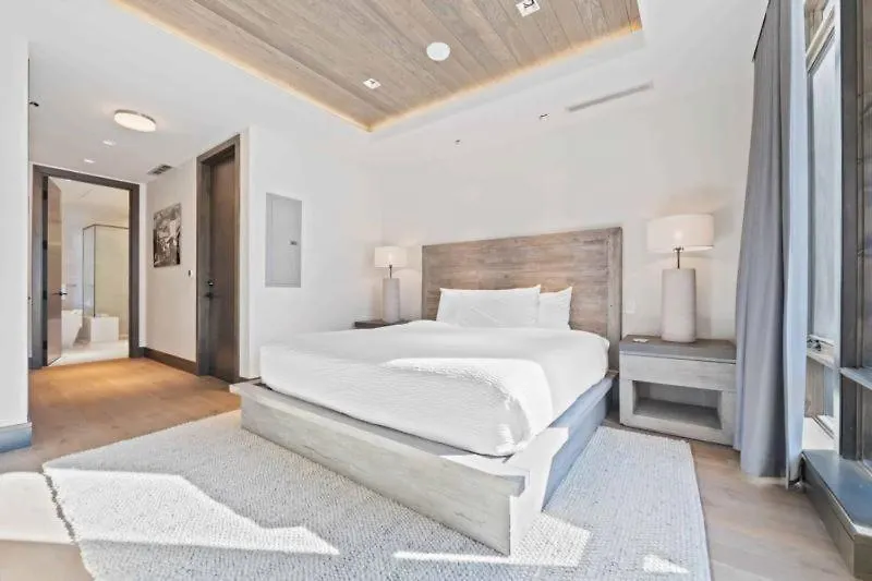 Altus 302 By East West Hospitality *