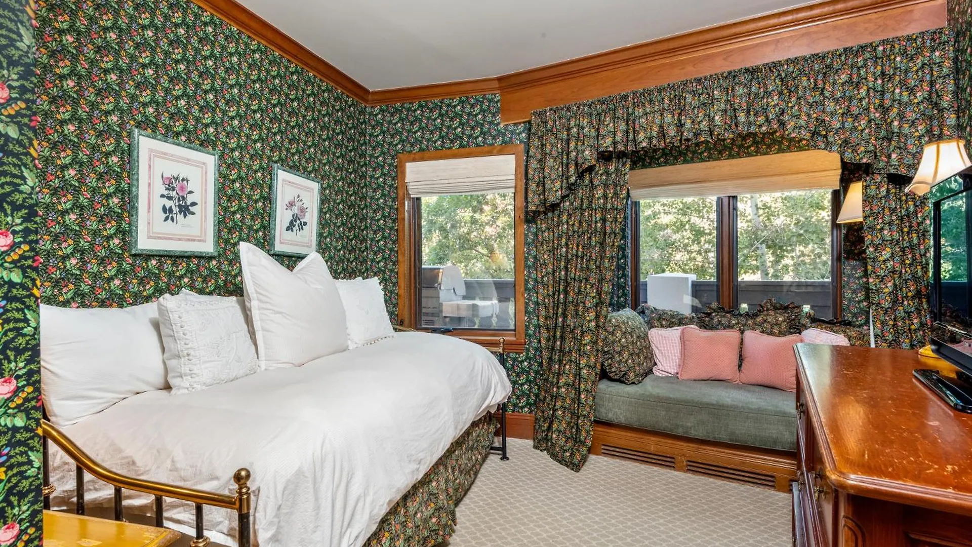 Christiania Condominiums- Coraltree Collection 3*