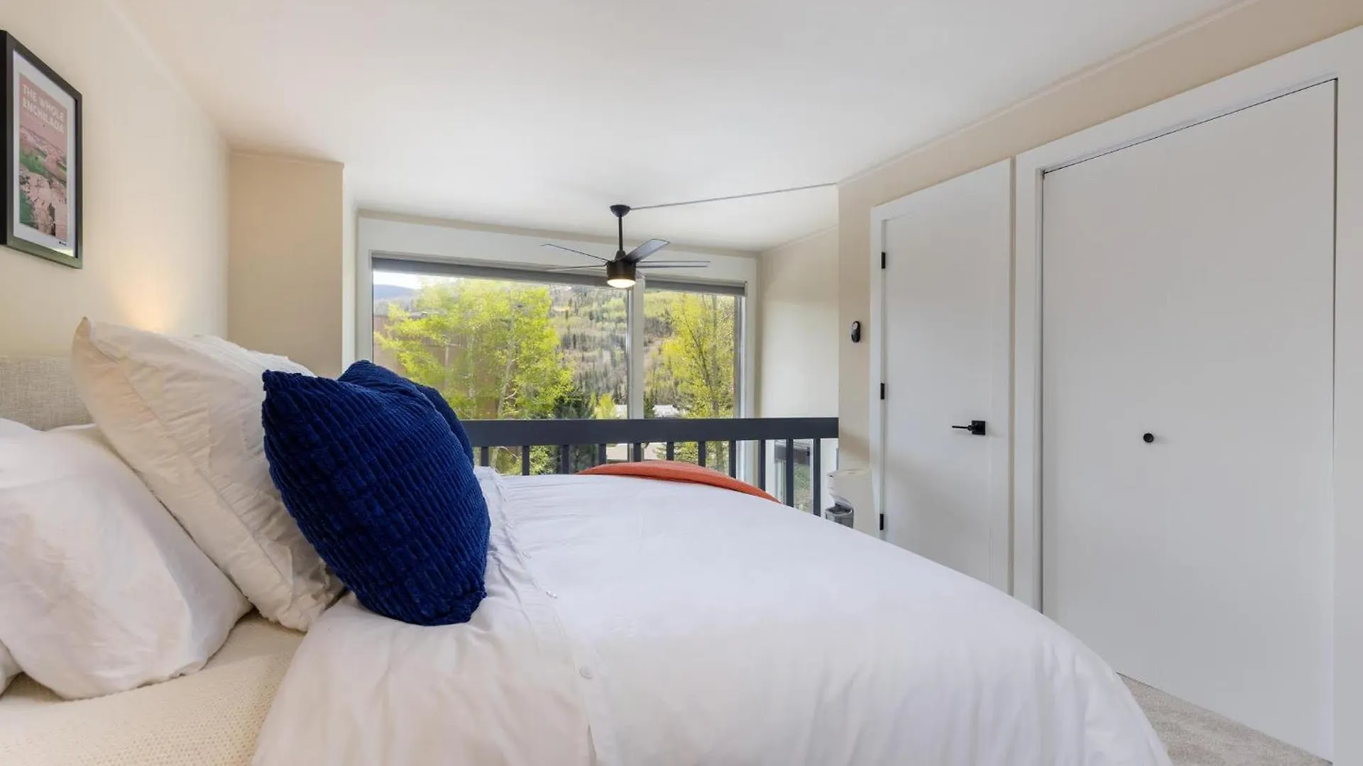 Modern With Mountain Views Apartment