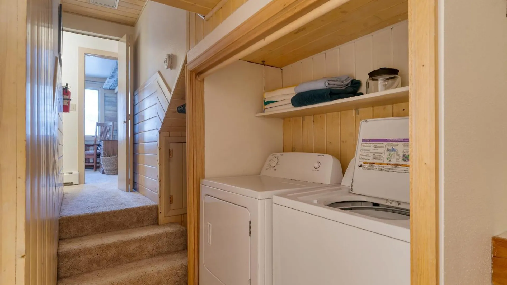Vista Mountain Retreat W Balcony Views Near Village