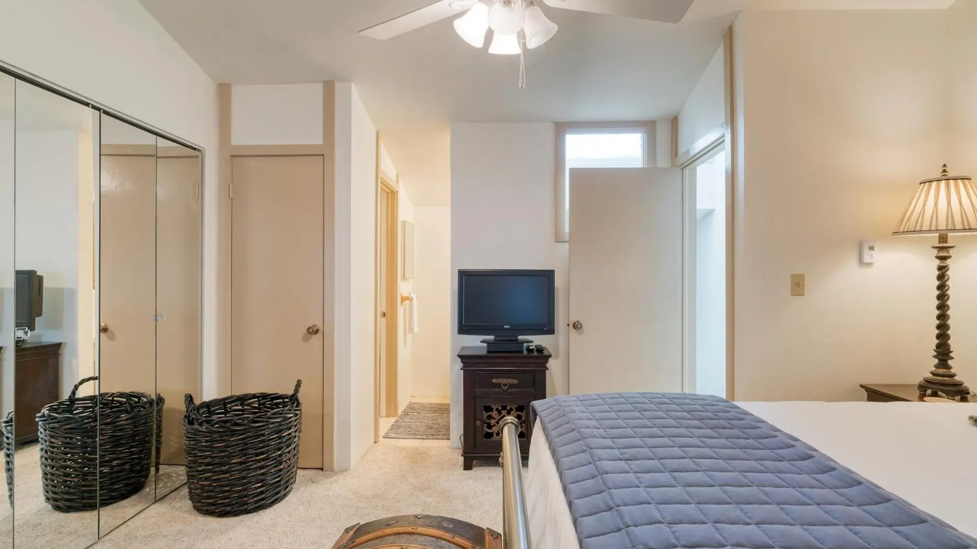 Vista Mountain Retreat W Balcony Views Near Village Holiday home *