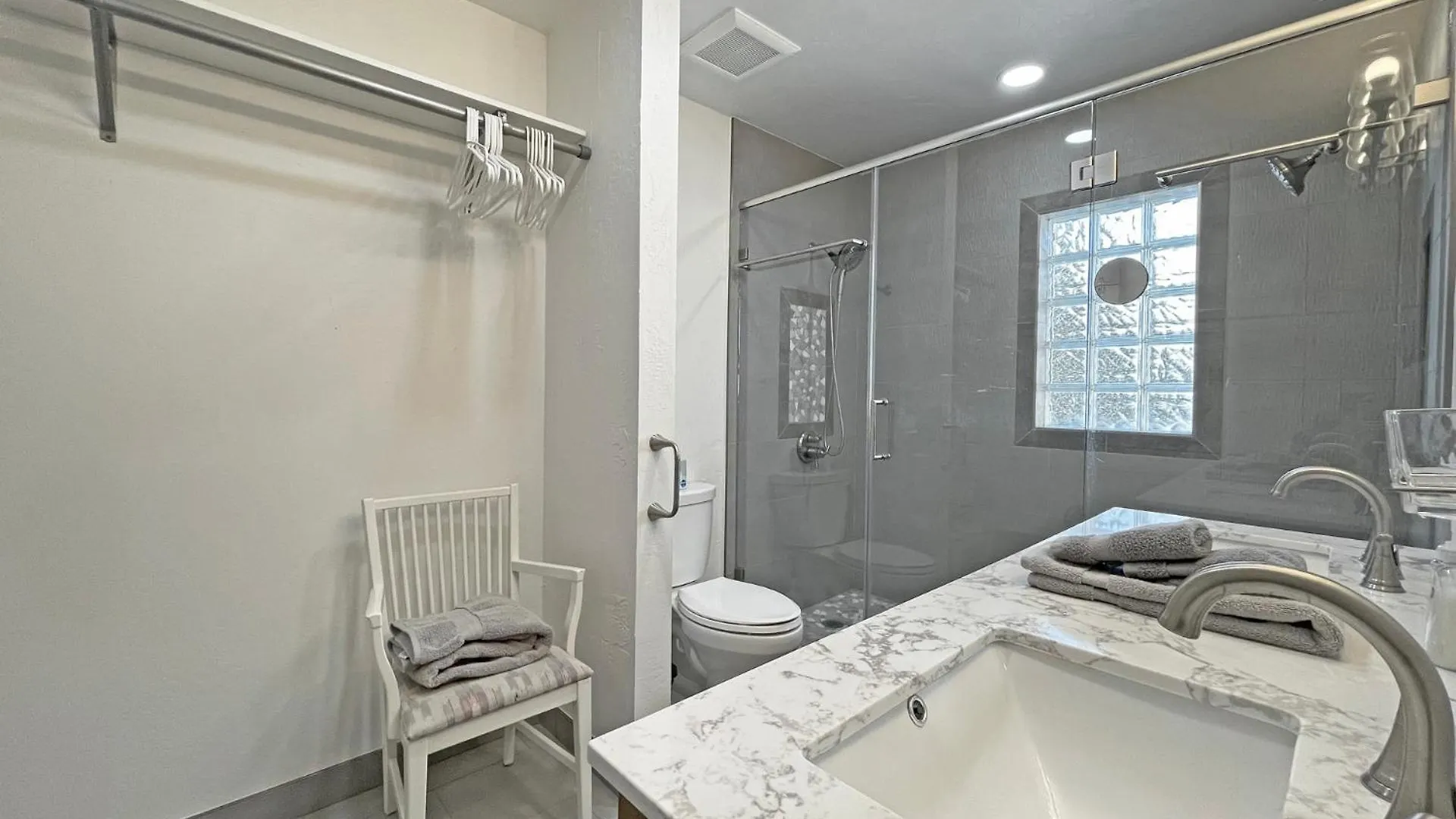 Holiday home Wood Burning Fireplace, Walking Distance To Bike Path, Affordable Rates *