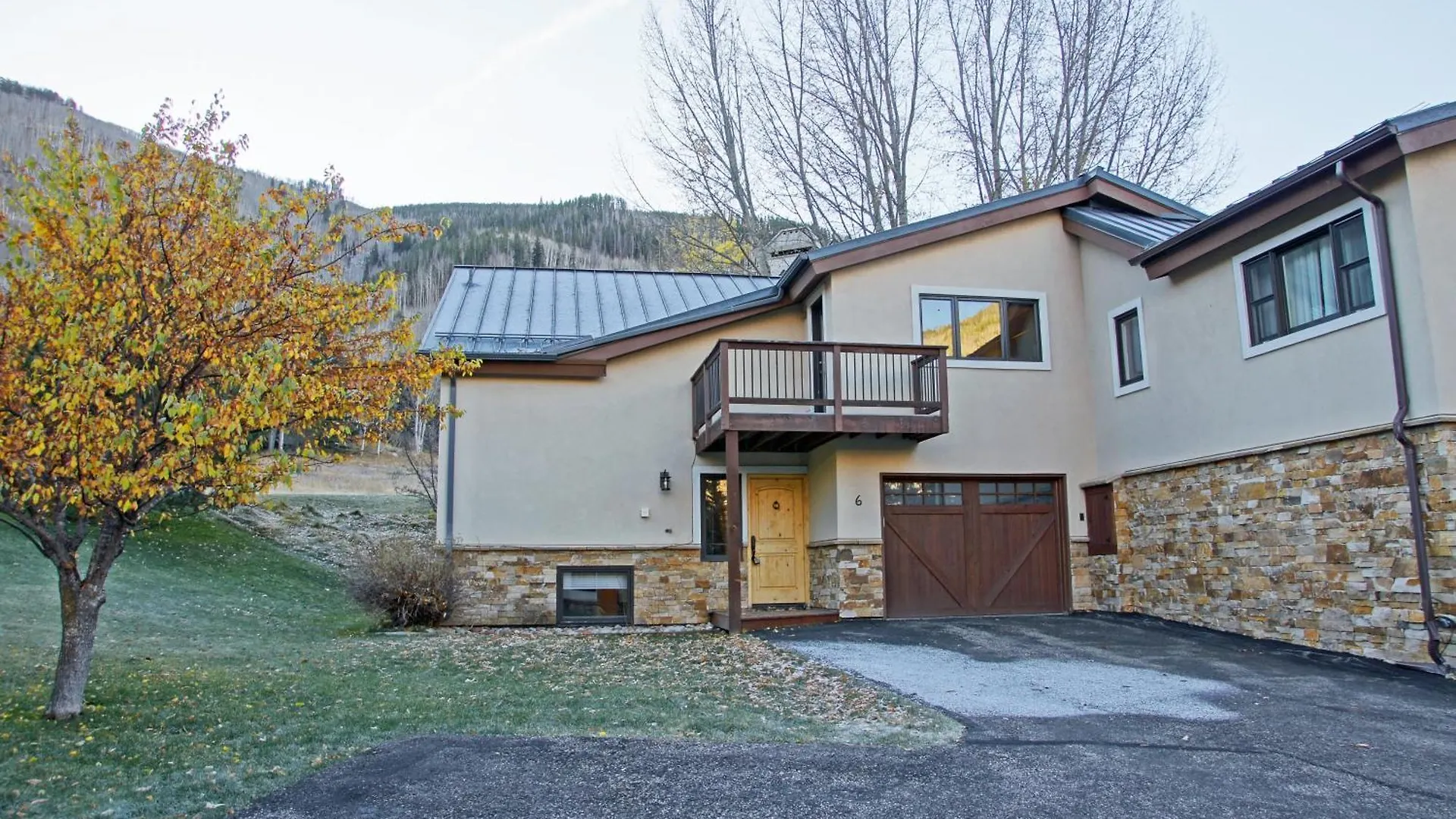 Wood Burning Fireplace, Walking Distance To Bike Path, Affordable Rates Holiday home *
