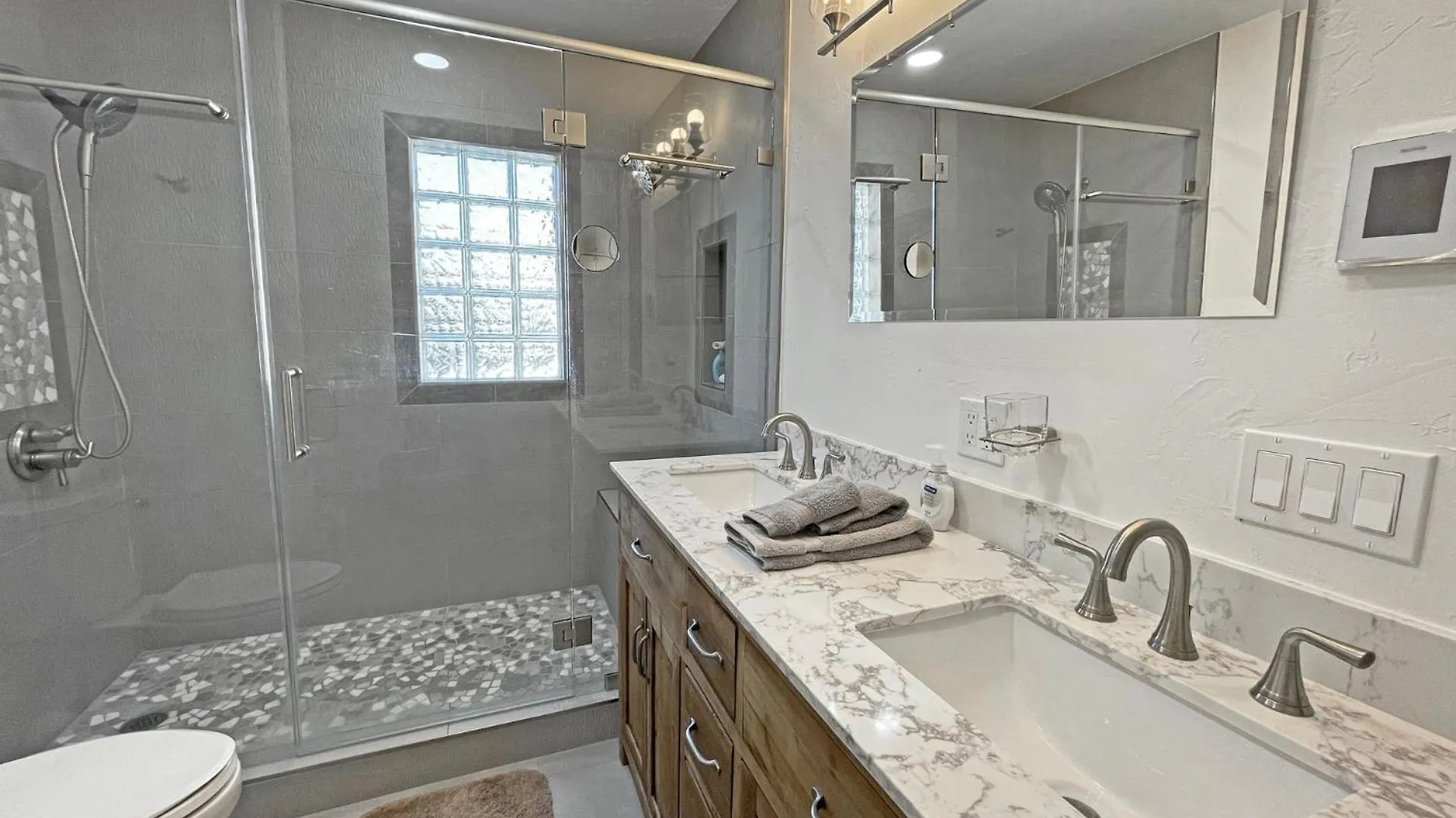 Wood Burning Fireplace, Walking Distance To Bike Path, Affordable Rates