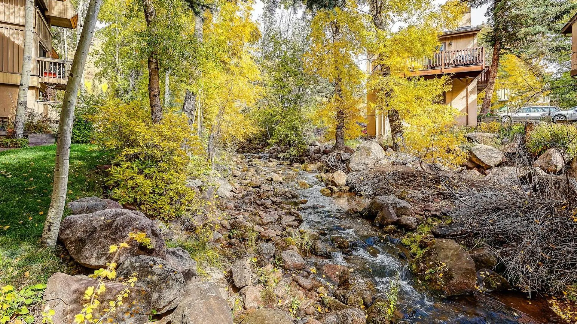 Holiday home Peaceful Creek View From The Deck! Walk To Shuttle *