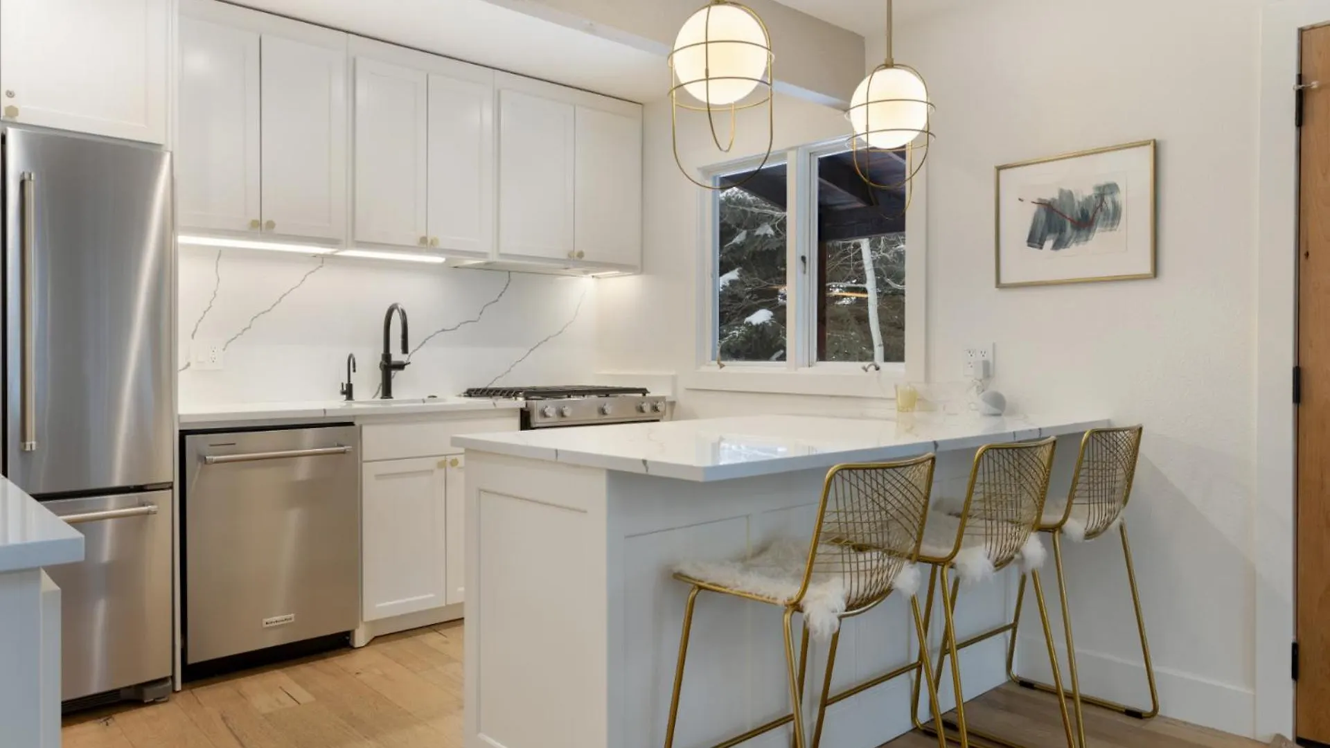 Novelle - Renovated, Chic Contemporary On Gore Creek With Hot Tub Holiday home *