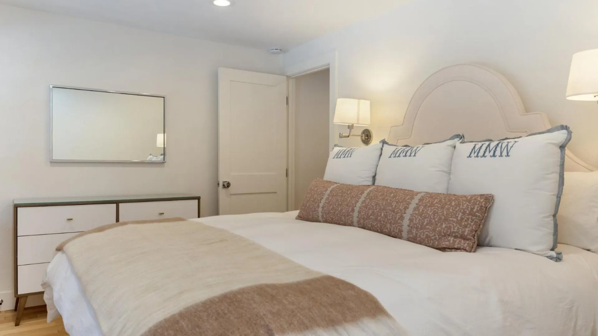 Novelle - Renovated, Chic Contemporary On Gore Creek With Hot Tub Holiday home *