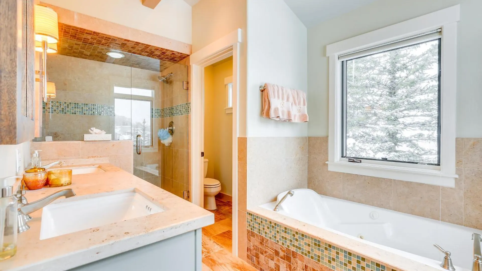 Holiday home Mountain Retreat With Hot Tub And Deck! *