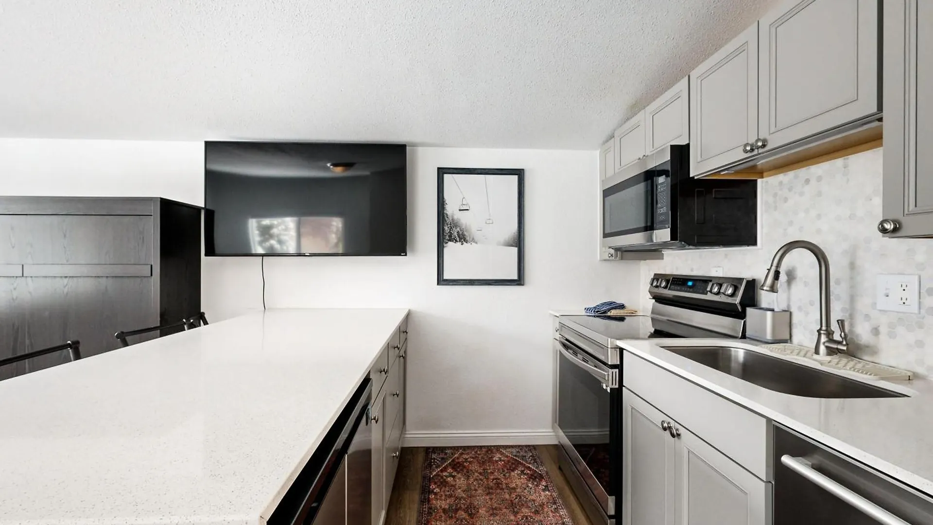 Apartment Eagles Nest + Rogers Roost