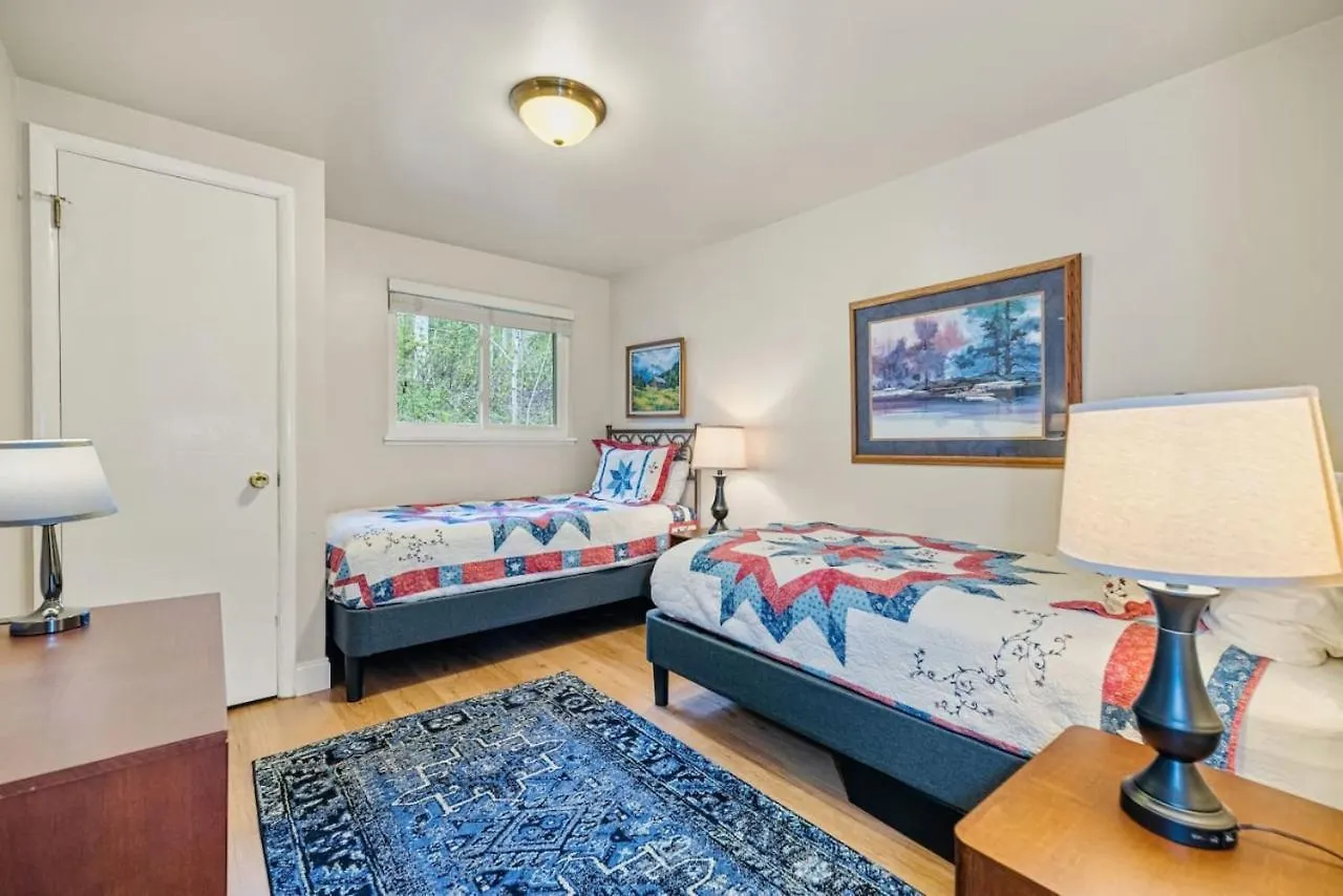 Cozy Secluded Riverfront Fireplace Parking Vail