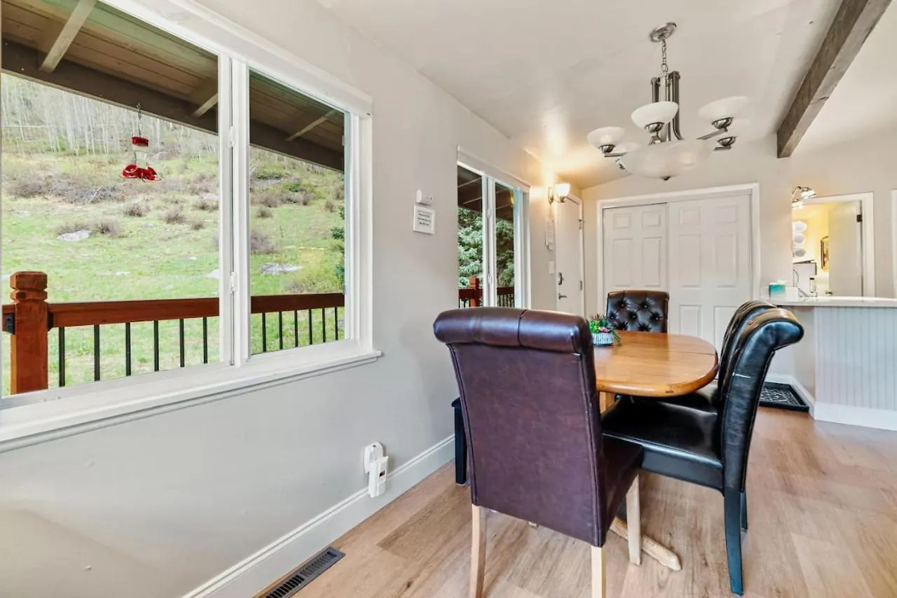Cozy Secluded Riverfront Fireplace Parking * Vail