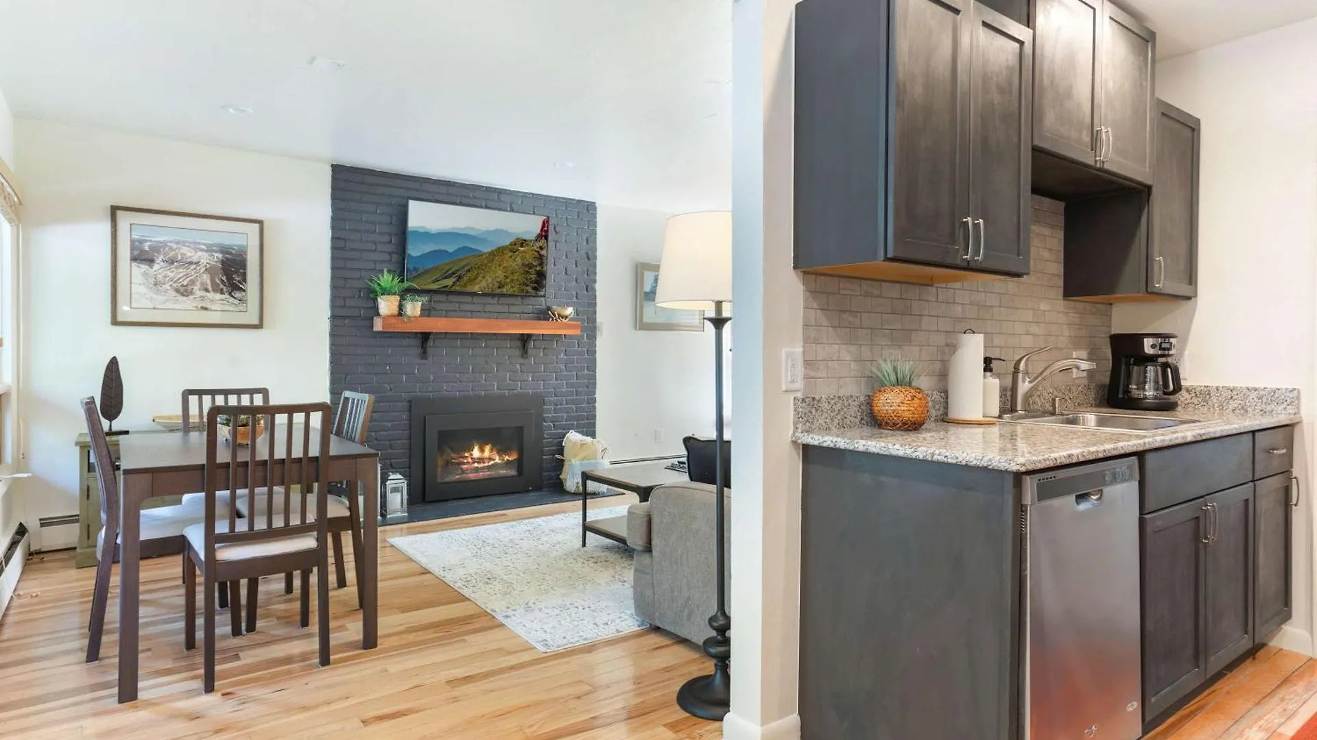 Cozy With Fireplace Close To Lifts Apartment