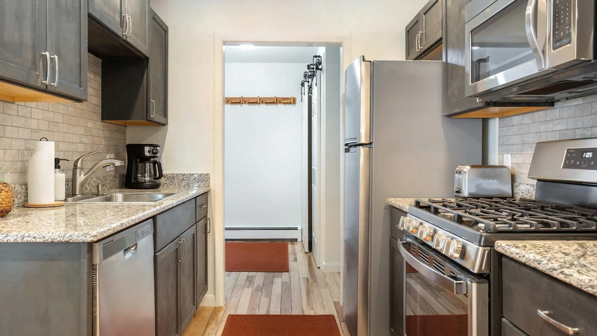 Cozy With Fireplace Close To Lifts