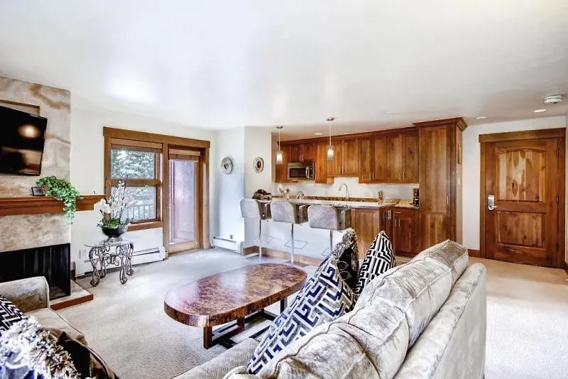 Lionshead Village Ski-in/ski-out Suite: Slopeside Pool & Hot Tub Apartment *