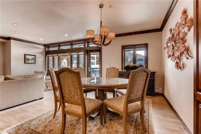 Lionshead Alpine Lodge: Ski-in/ski-out With Heated Pool Apartment Vail