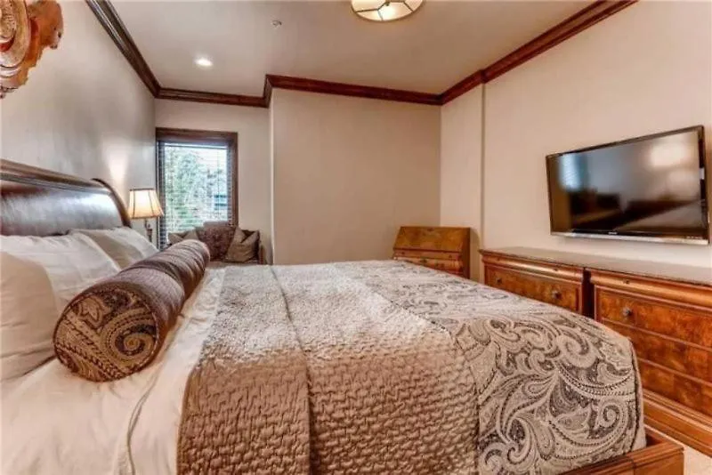 Apartment Lionshead Alpine Lodge: Ski-in/ski-out With Heated Pool