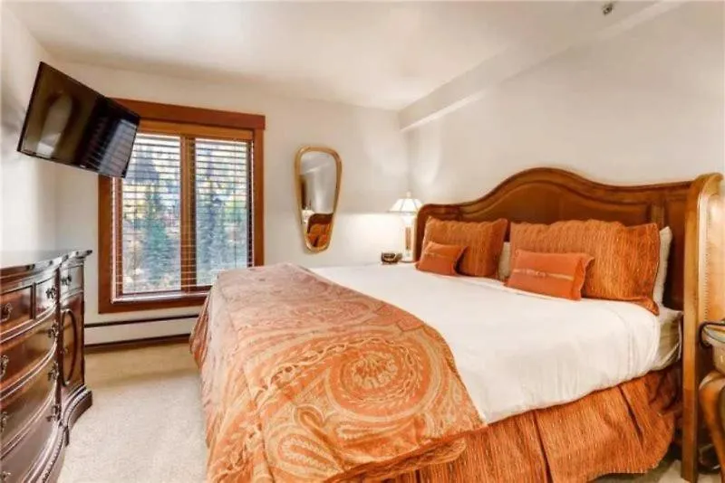 Lionshead Village Ski-in/ski-out Suite: Slopeside Pool & Hot Tub Vail