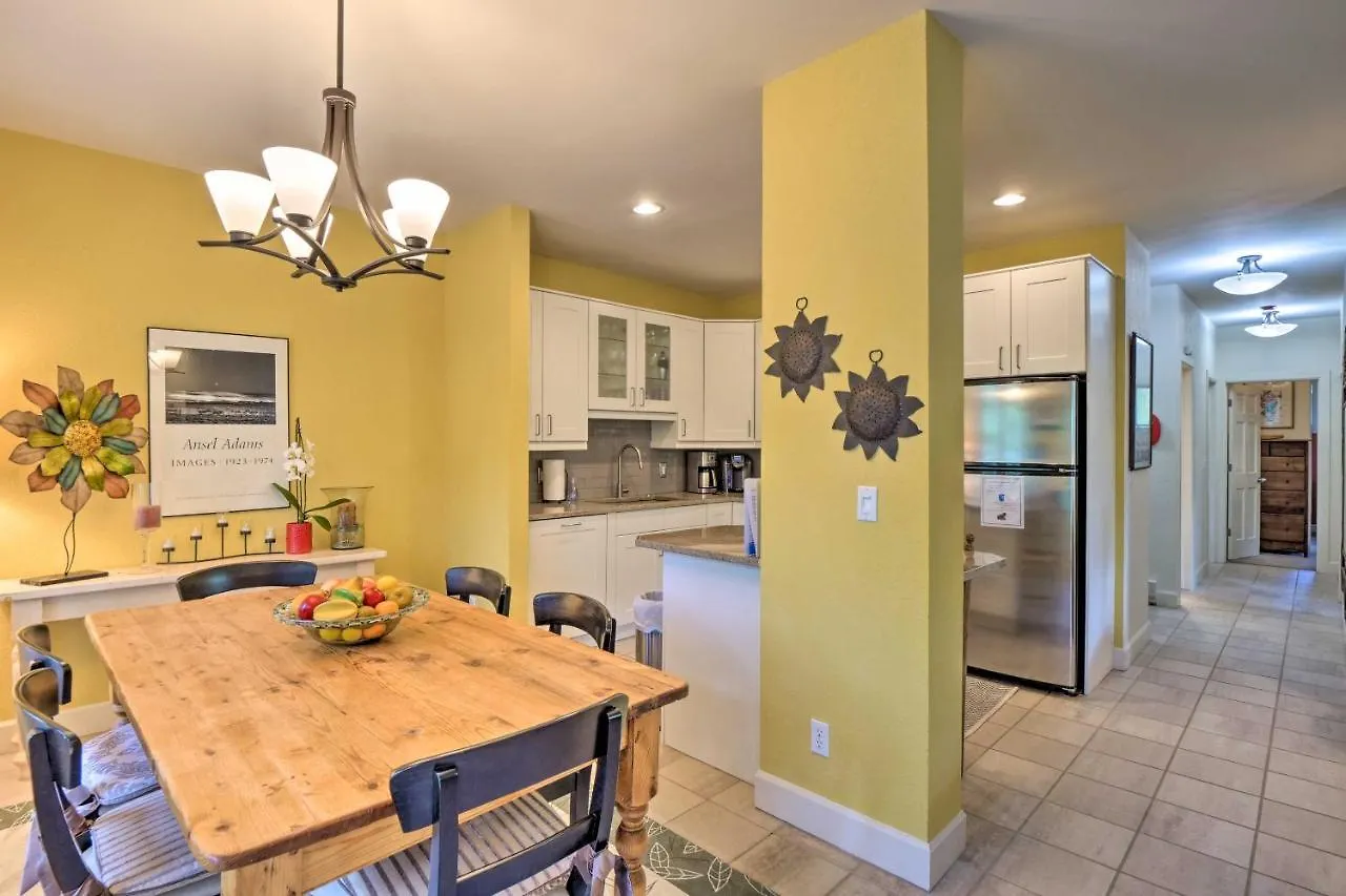 Updated 10-min Walk To Lionshead Village Apartment
