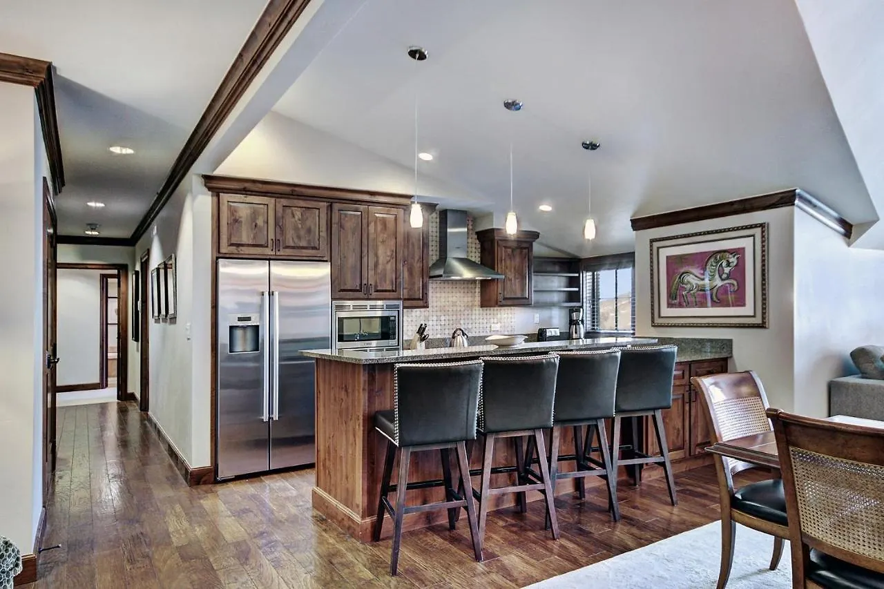 Apartment Village Private 4 Bedroom W Full Kitchen *